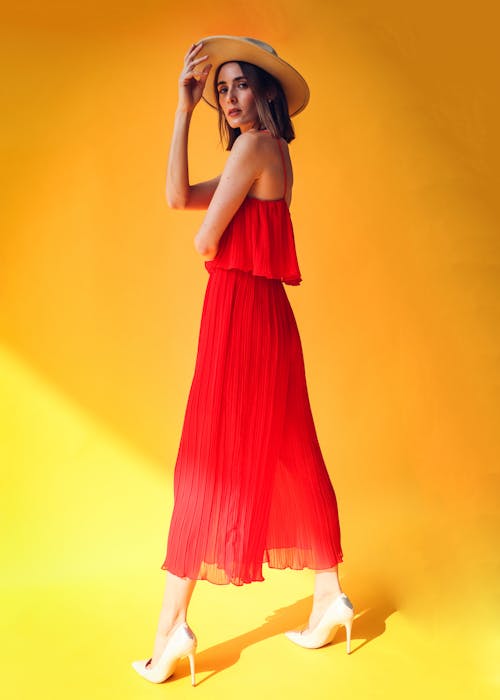 Základová fotografie zdarma na téma červené šaty, elegance, klobouk
