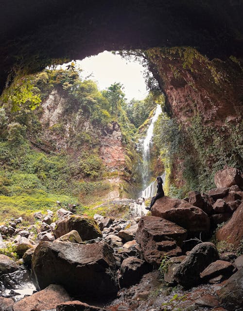 Foto stok gratis air terjun, batu, duduk