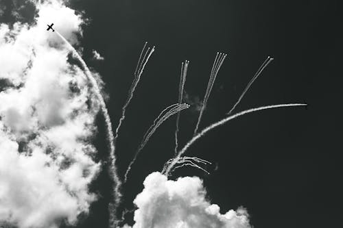 Darmowe zdjęcie z galerii z czarno-biały, latanie, niebo