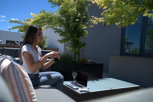 Gratis lagerfoto af tablet computer, terrasse, udenfor arbejde