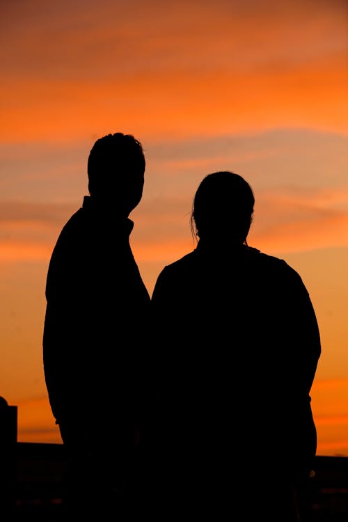 Photos gratuites de ciel orange, coucher de soleil, couple