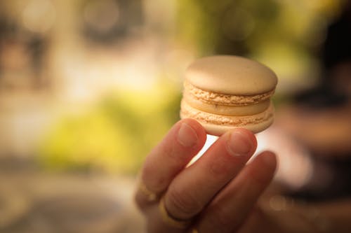 Ảnh lưu trữ miễn phí về bàn tay phụ nữ, bánh macaron, bánh quy