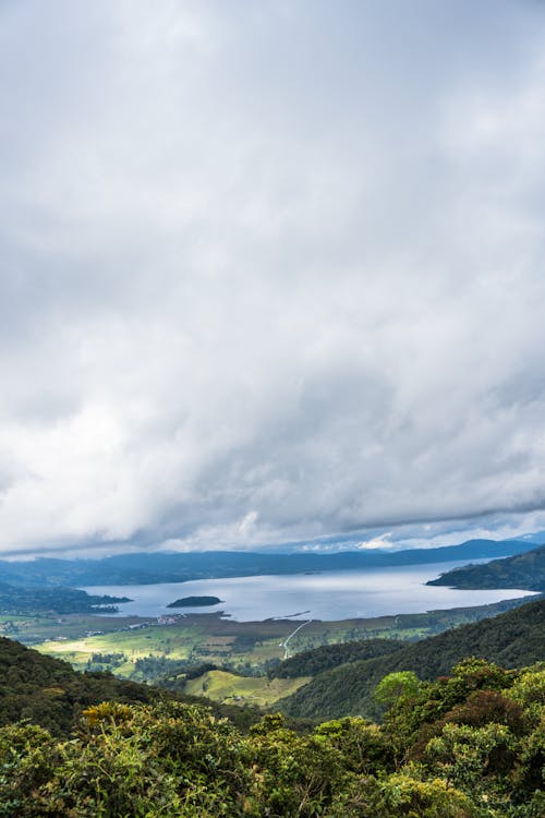 Darmowe zdjęcie z galerii z chmura, jezioro, krajobraz