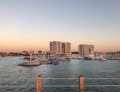 日落时分，在以色列风景如画的赫兹利亚码头漫步，欣赏游艇与现代建筑