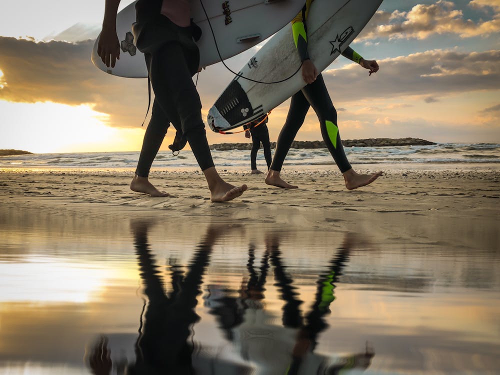 Foto d'estoc gratuïta de aigua, fent surf, fer surf