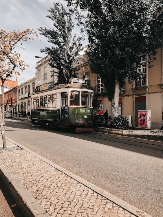 Tranvía Verde Cerca Del Edificio Marrón