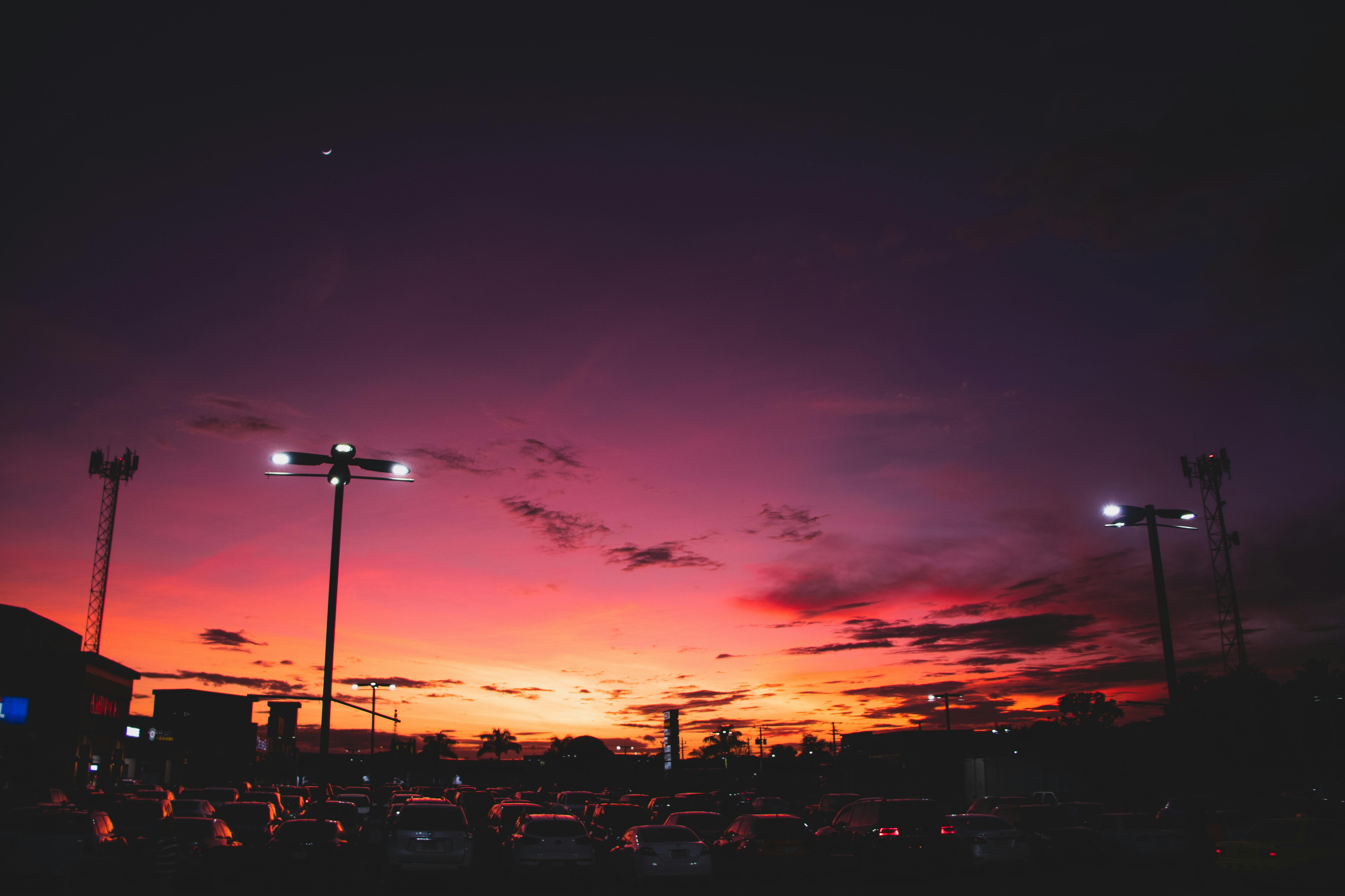 城市停车场上，充满活力的日落令人惊叹地投射出缤纷色调