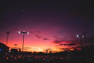 城市停车场上，充满活力的日落令人惊叹地投射出缤纷色调