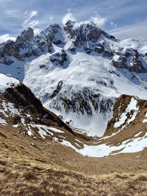 Free Scenic view of a snow-covered mountain range with a rocky valley, epitomizing winter's beauty. Stock Photo