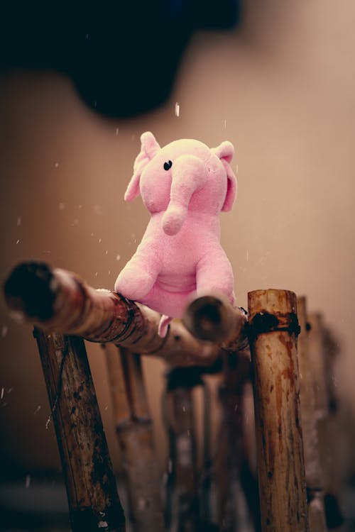 Foto stok gratis berwarna merah muda, gajah, mainan