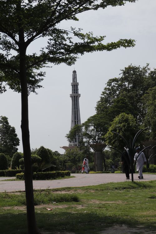 Free A scenic view of Minar-e-Pakistan amidst lush greenery on a bright day, ideal for travel imagery. Stock Photo