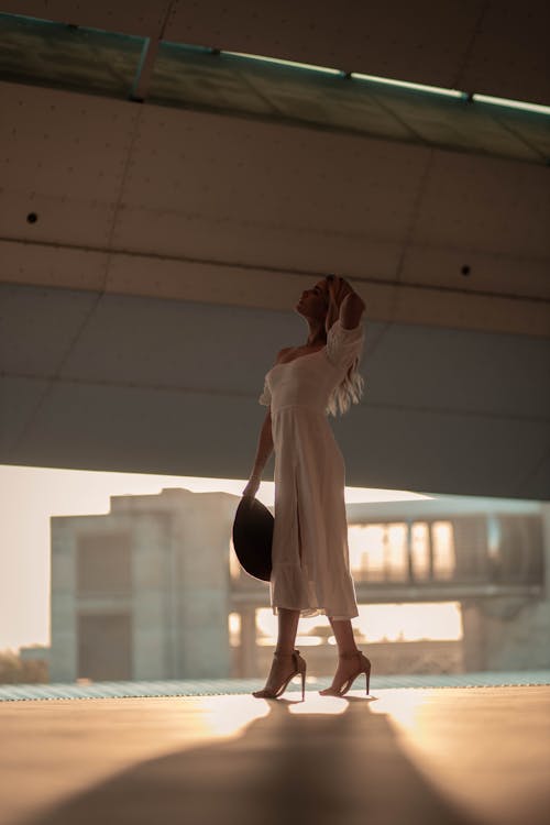 Beyaz elbise, dikey atış, gün ışığı içeren Ücretsiz stok fotoğraf