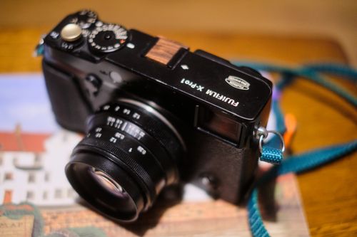 Free Close-up of a vintage-style camera with retro design, perfect for photography enthusiasts. Stock Photo