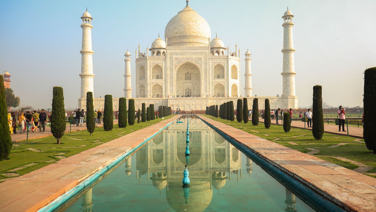 Taj Mahal e espelho de água em Agra, Índia.