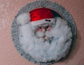 圣诞老人装饰品的特写，色彩鲜艳