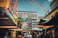 繁华的城市街市，商店和标牌色彩缤纷，充满了城市环境的活力