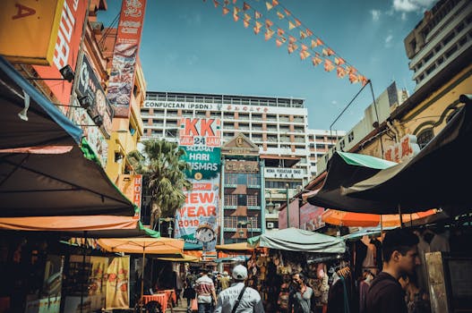 繁华的城市街市，商店和标牌色彩缤纷，充满了城市环境的活力