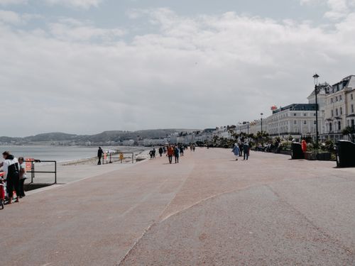 Free Explore the picturesque Llandudno promenade, capturing the essence of Welsh seaside tourism. Stock Photo