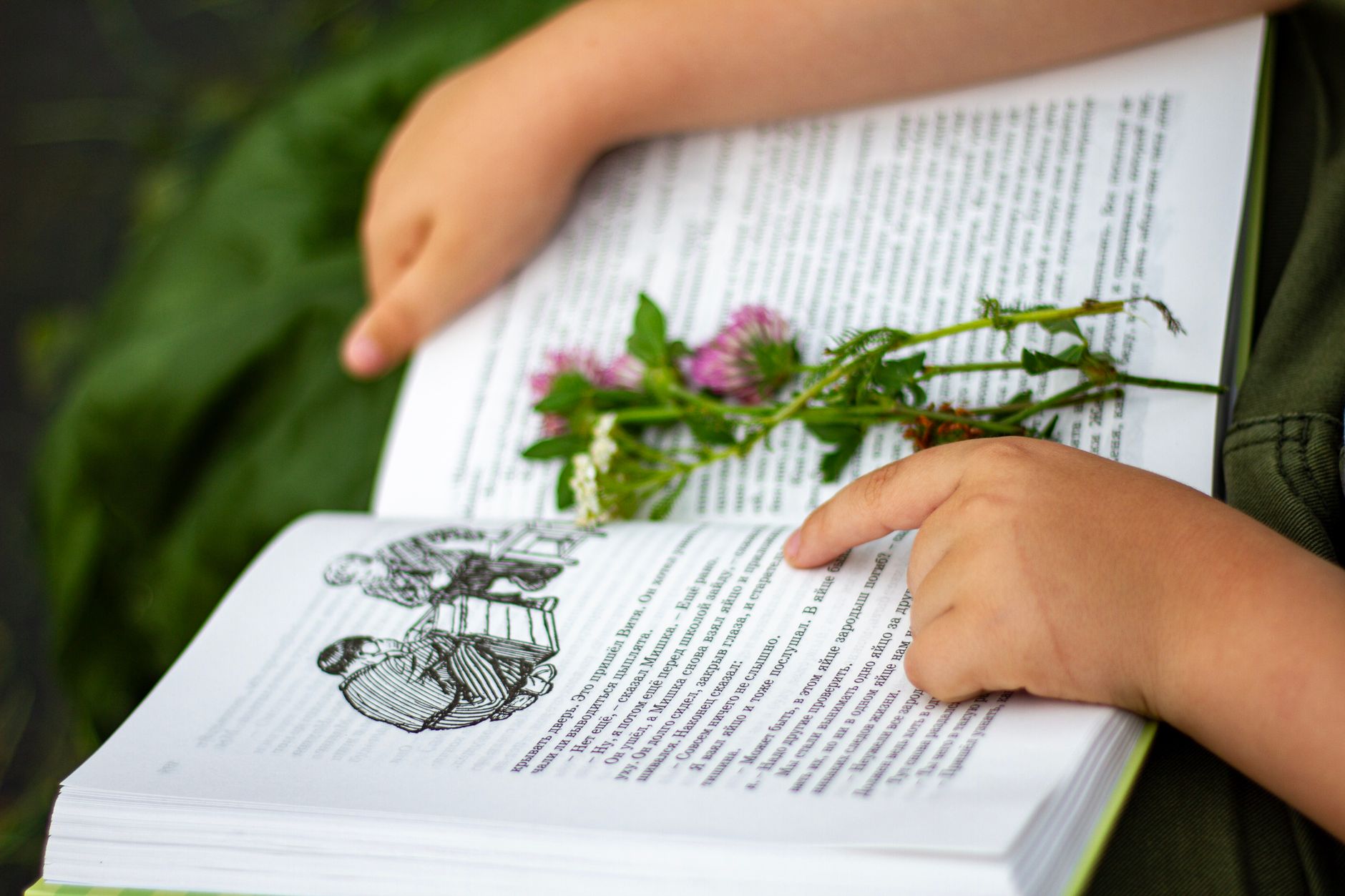 Çocuk kitabı çizimleri ve açık bir kitap