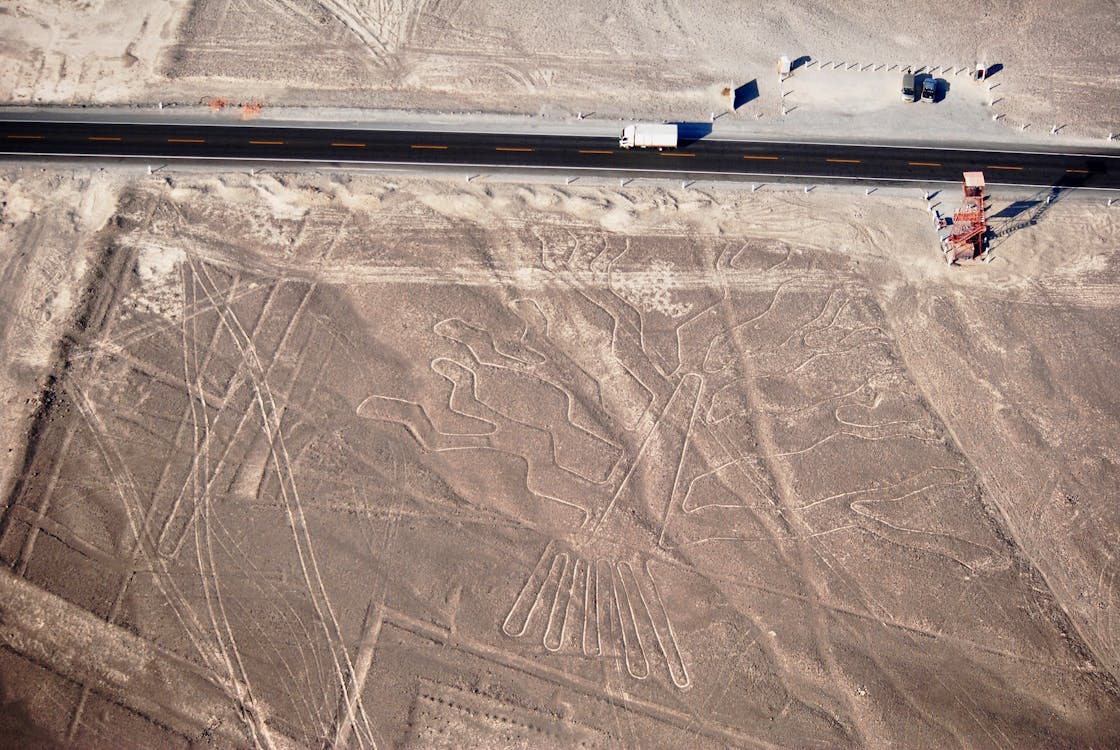 Vue aérienne des lignes de Nazca représentant un colibri