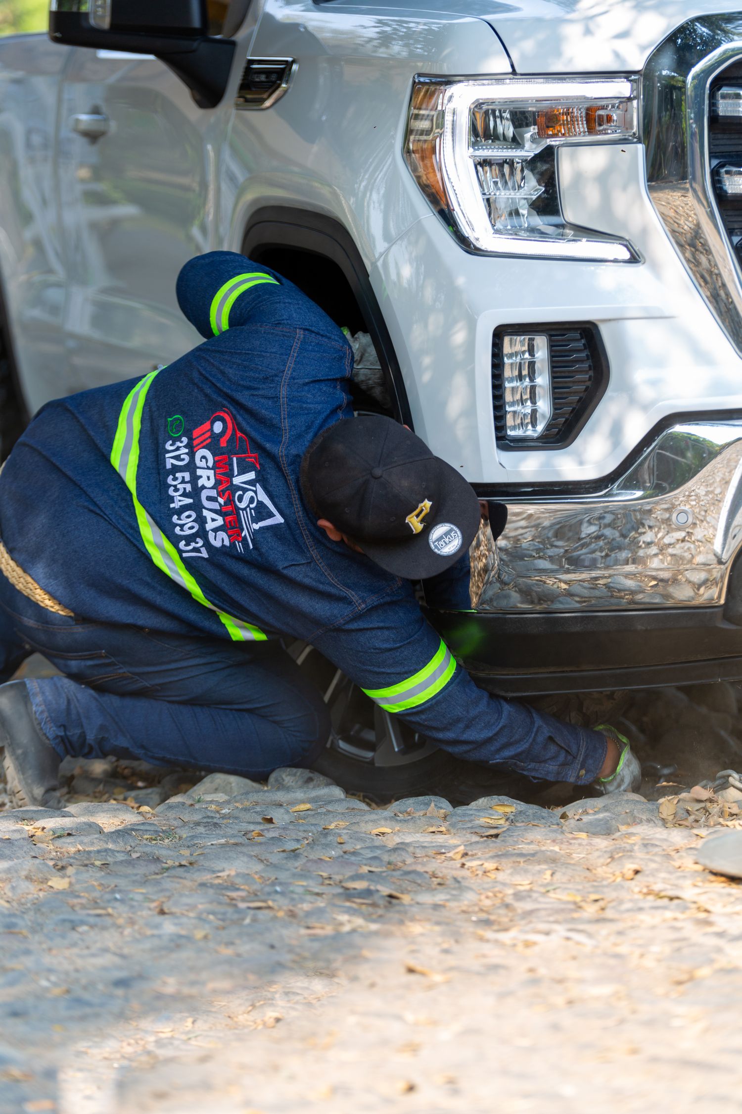 Mechanic providing roadside truck service