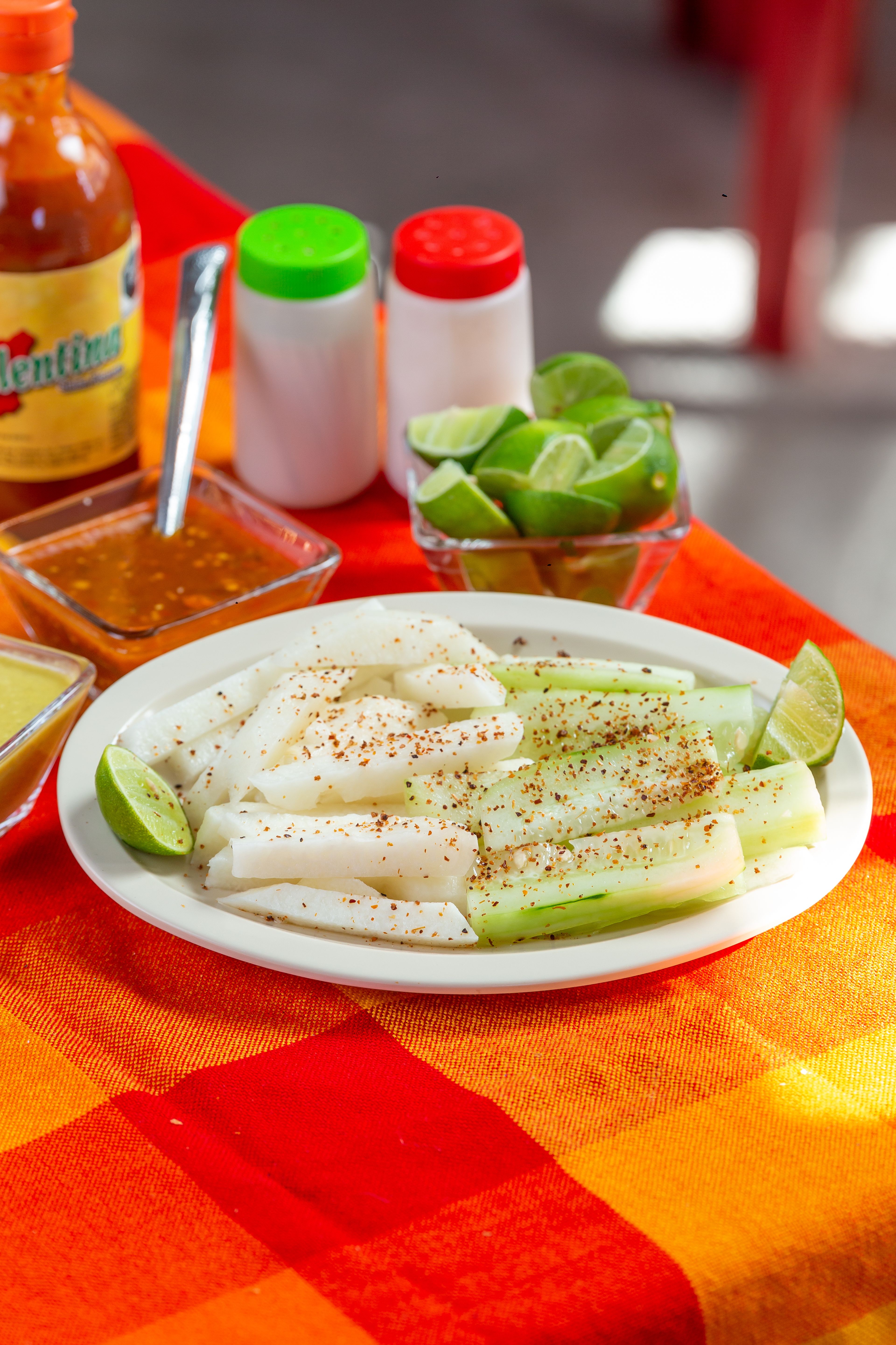 Ensalada Fresca de Jícama, Pepino y Naranja con Chile Piquín