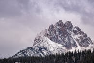探索爱达荷州洛曼令人惊叹的雪山，在宁静的冬季景观中捕捉美景