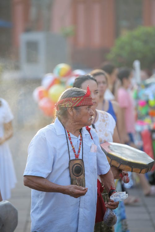 Základová fotografie zdarma na téma červená čelenka, chůze, festival