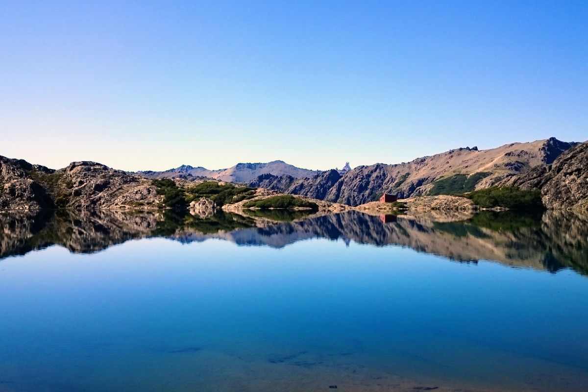 Lago entre montañas