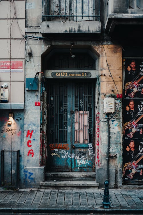 barbarlık, dikey atış, duvar yazısı içeren Ücretsiz stok fotoğraf