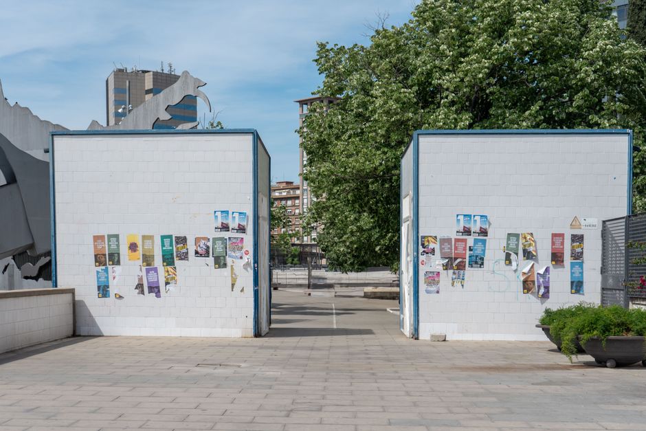 Vista urbana de un paseo con carteles en las paredes en Barcelona, España.