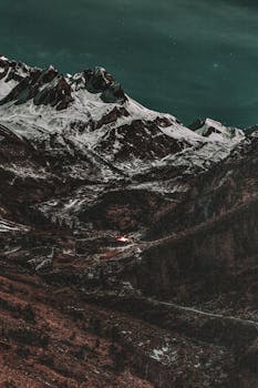 迷人的雪山夜景和戏剧性的冬季天空，非常适合自然爱好者