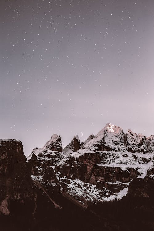 Foto De Montanha Coberta De Neve Durante A Noite