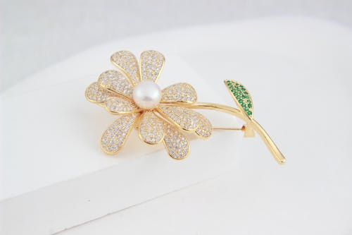 Golden Flower-Shaped Brooch Decorated with a Pearl, Diamonds and Emeralds