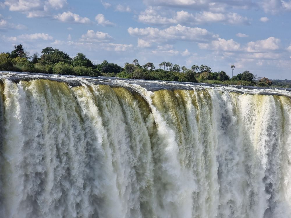 Cortina de agua de las cataratas en plena temporada de aguas altas