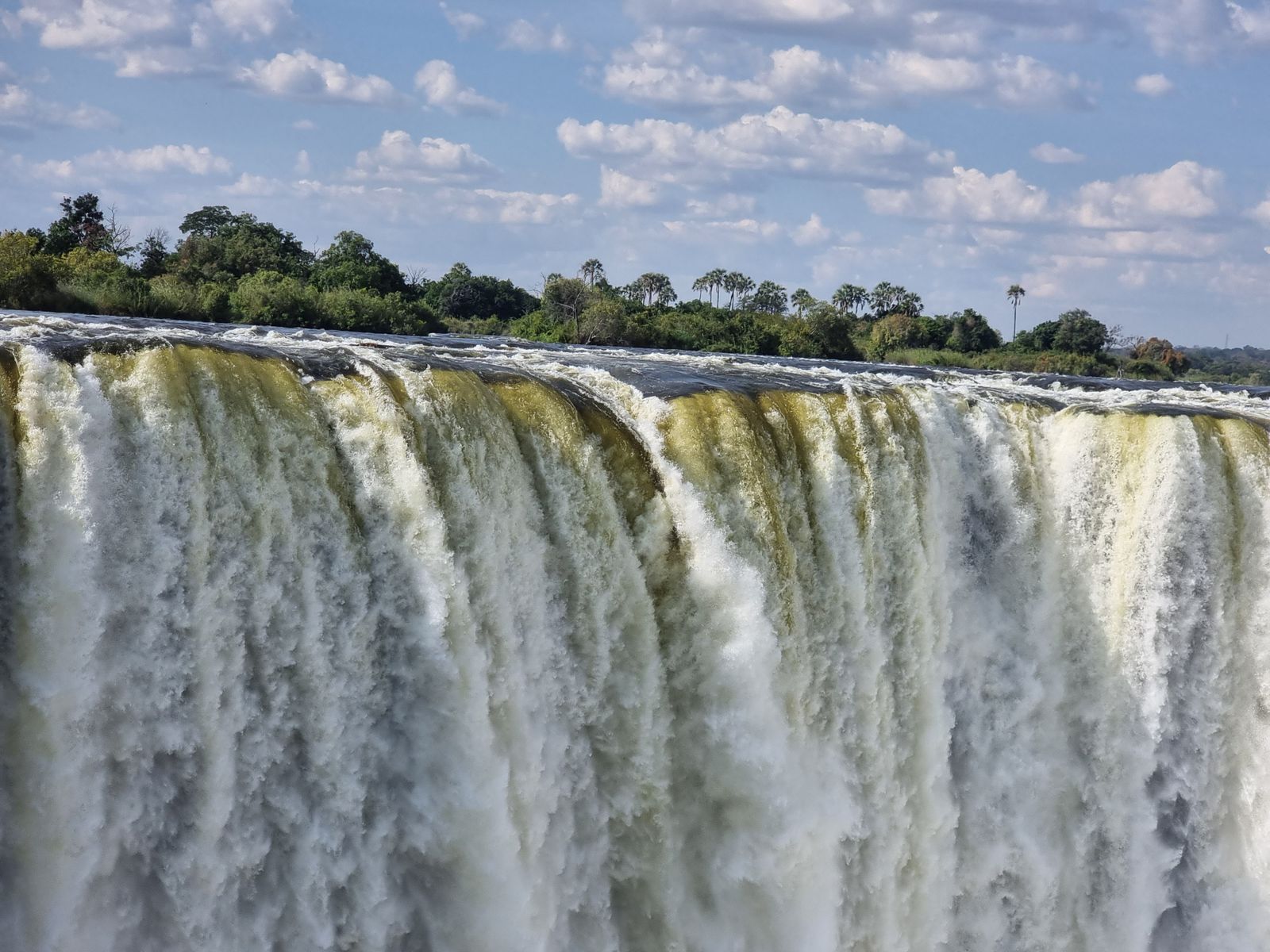 Victoria Falls ฝั่ง Zimbabwe ท่ามกลางละอองน้ำและธรรมชาติ