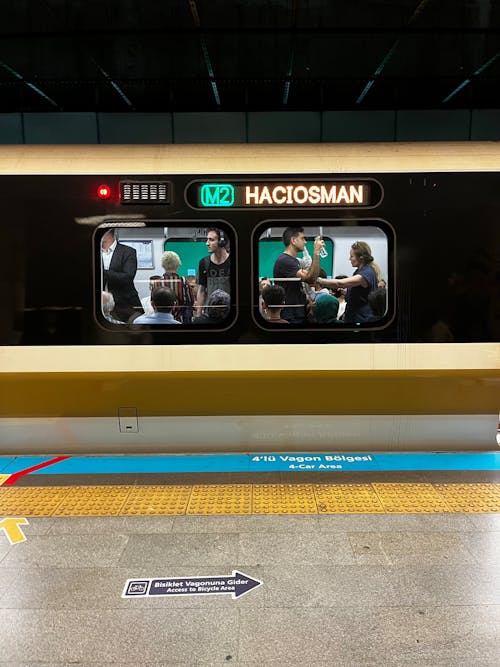 Foto stok gratis kendaraan umum, kereta bawah tanah, manusia