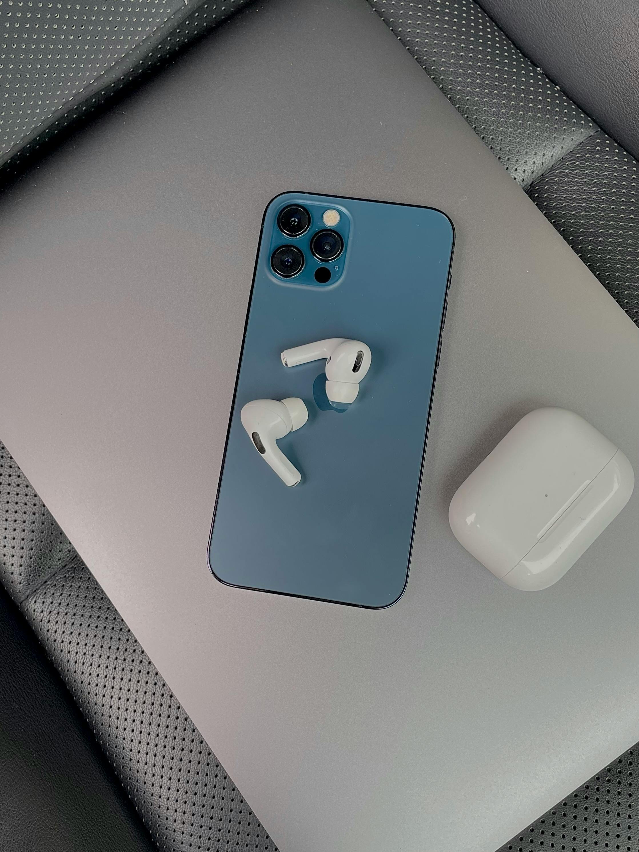 Laptop with online airpods