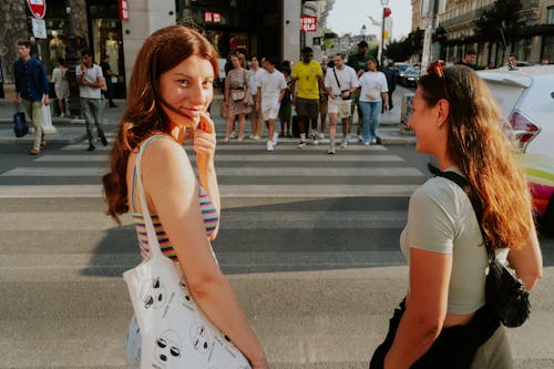 ayakta, gülümsemek, insanlar içeren Ücretsiz stok fotoğraf