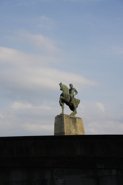 Fotos de stock gratuitas de antiguo, cielo azul, escultura