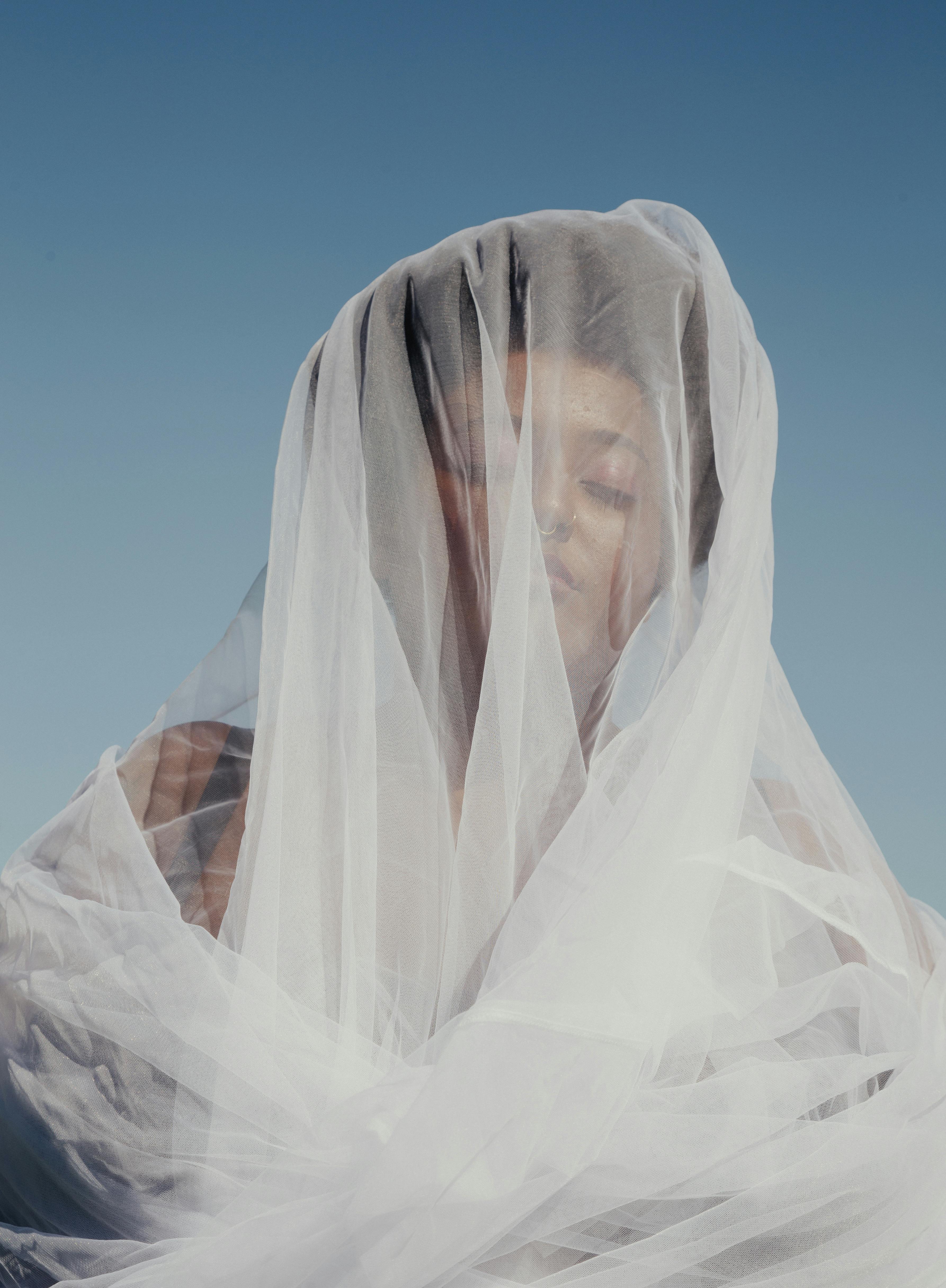 Mysterious woman white veil hi-res stock photography and images - Alamy