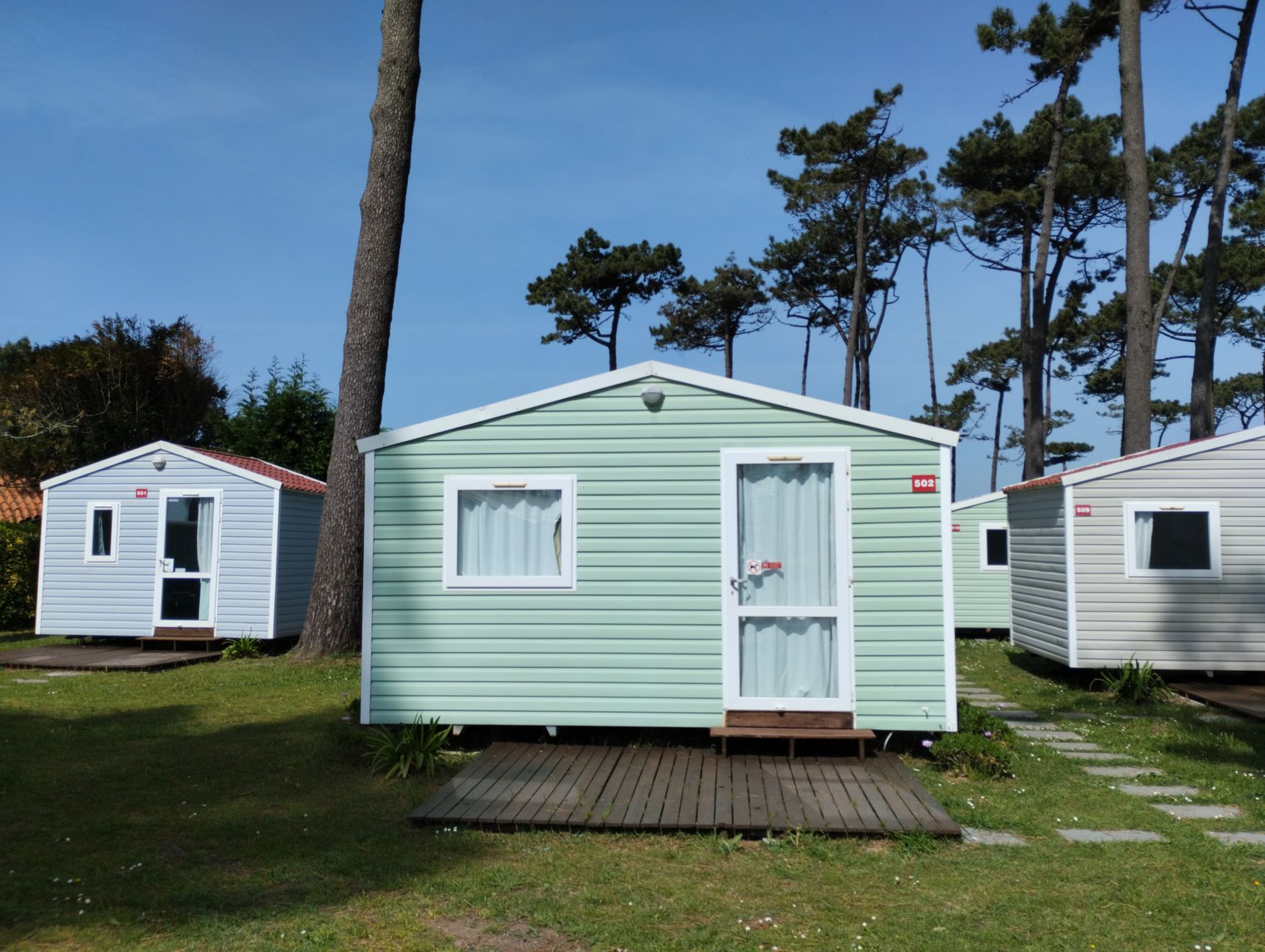 Kapalı durumdaki tatil parkındaki bungalovlar