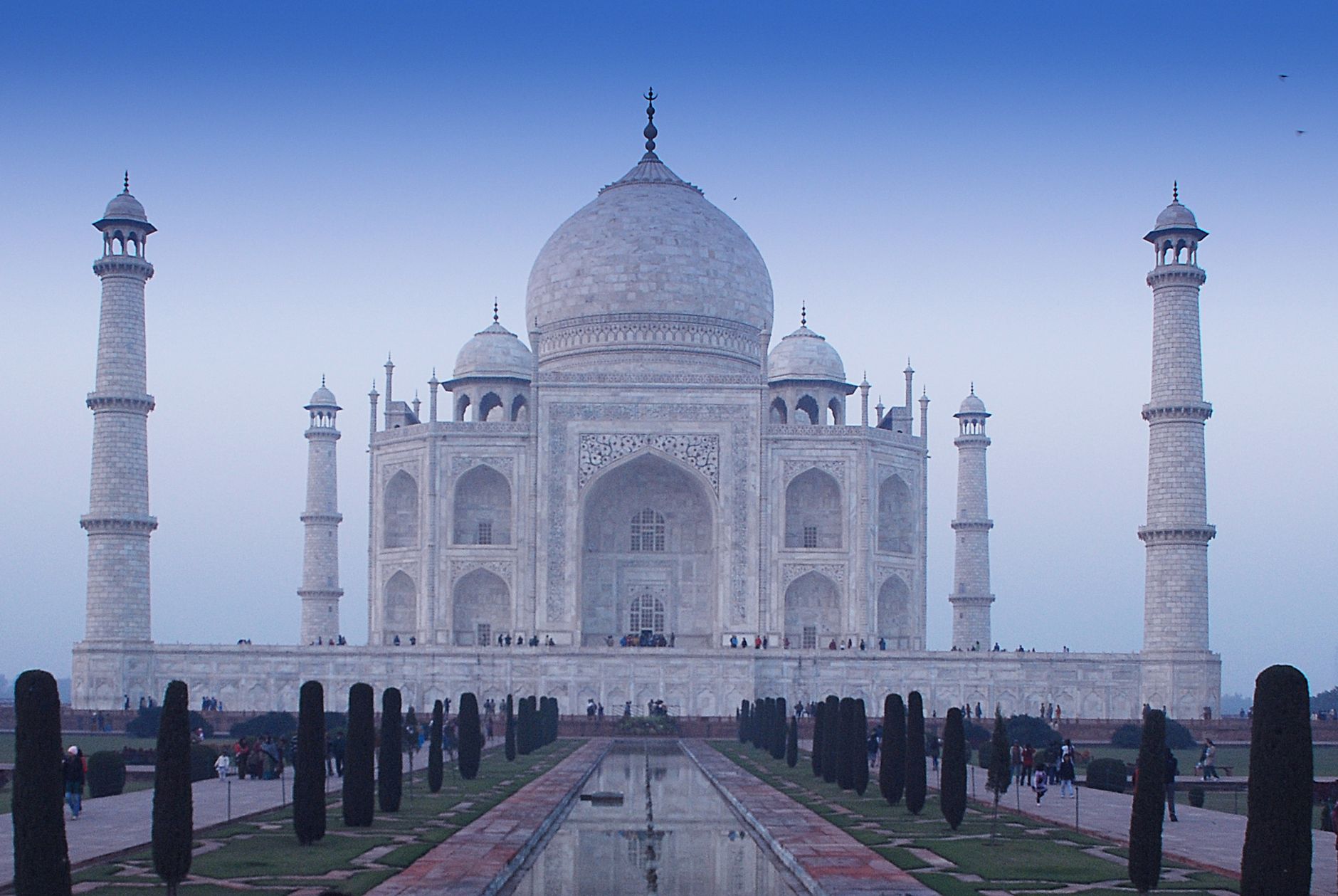 Stunning photo of the iconic Taj Mahal with its reflection at twilight, showcasing Mughal architecture. — free online jigsaw puzzle on JigsawPuzzlesFreeOnline.org