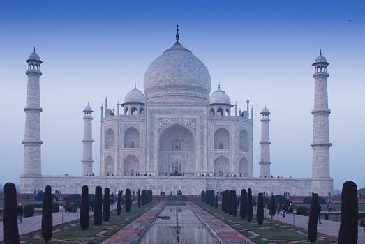 Stunning photo of the iconic Taj Mahal with its reflection at twilight, showcasing Mughal architecture., free online jigsaw puzzle on JigsawPuzzlesFreeOnline.org
