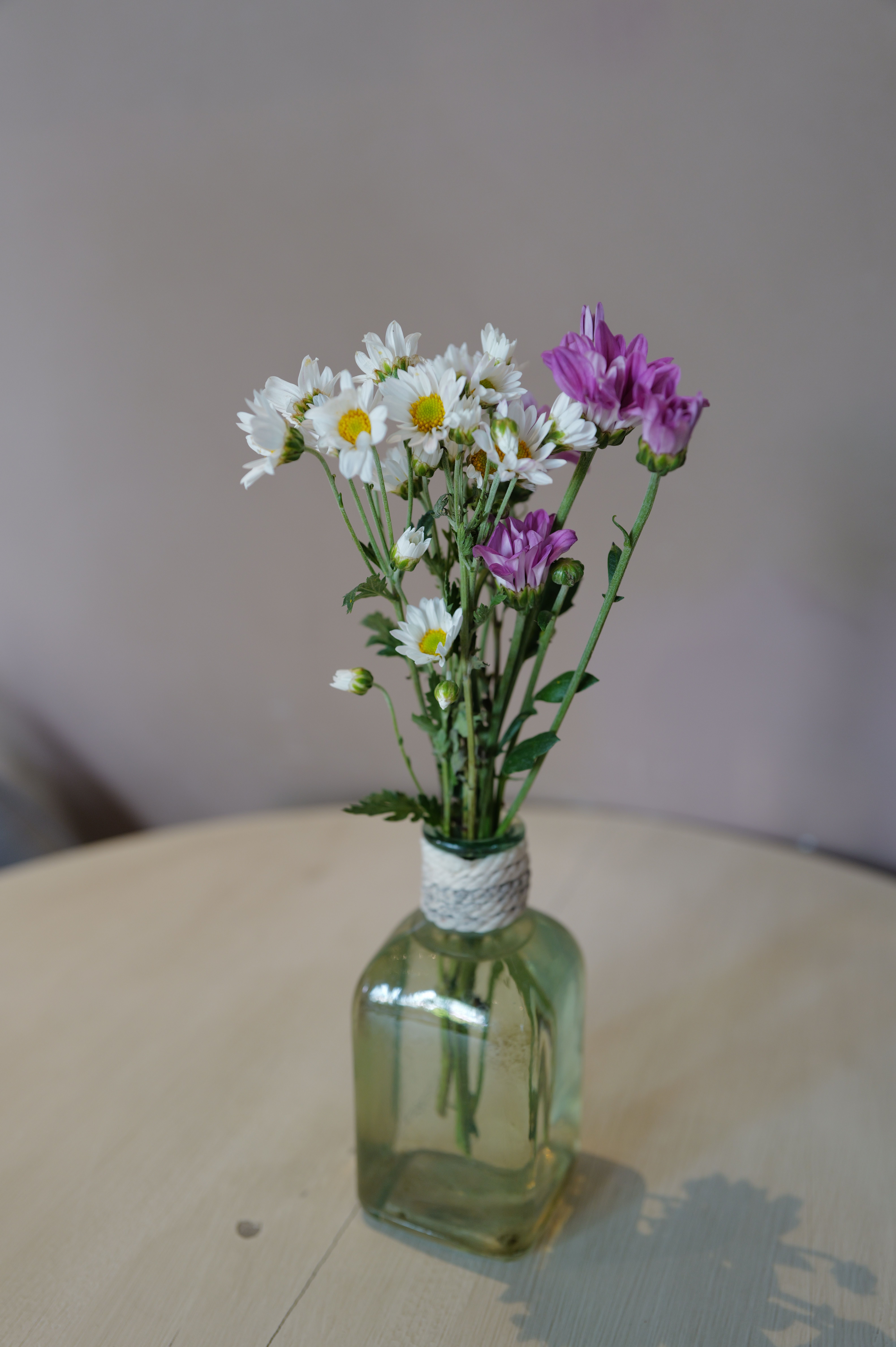 [ColoSach]-charming-wildflowers-elegantly-arranged-in-a-square-glass-vase-on-a-wooden-table.