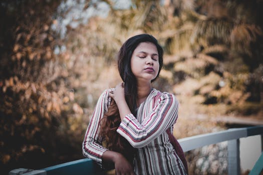 在大自然中拥抱宁静的户外女子肖像