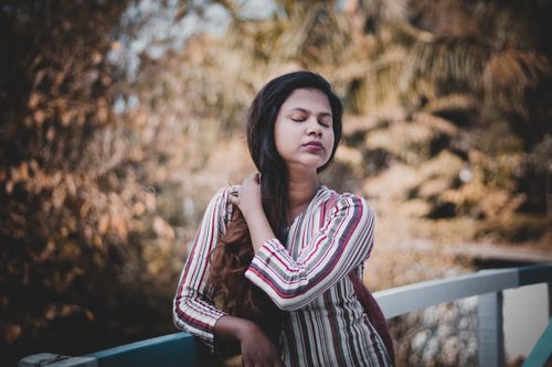 Free Portrait of a serene woman outdoors, embracing tranquility amidst nature. Stock Photo