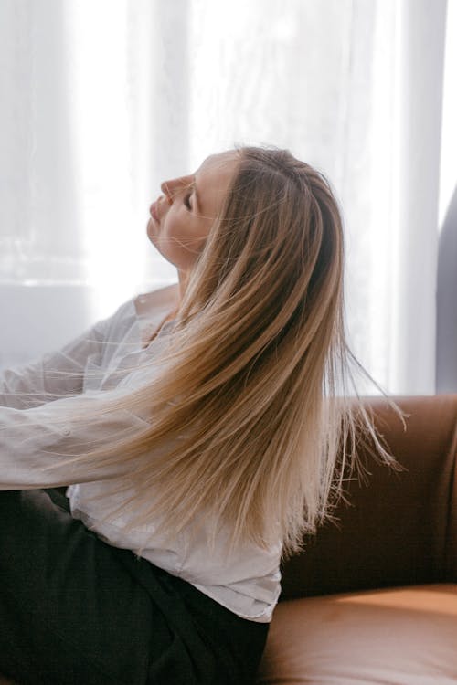 Foto profissional grátis de cabelo comprido, camisa branca, fotografia de moda