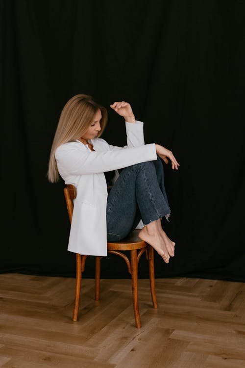 Foto profissional grátis de cabelo comprido, cadeira, camisa branca