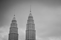 这张优雅的黑白照片无缝捕捉了吉隆坡双子塔的标志性建筑之美